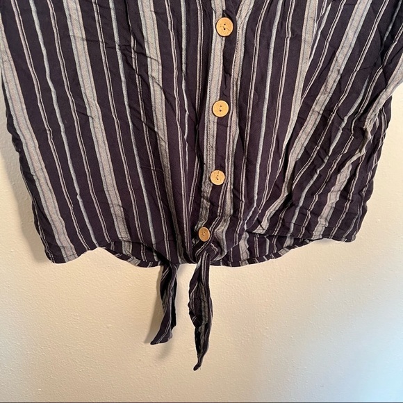 Universal Thread Button Down Tie Front Top Blue Stripes - Picture 4 of 8